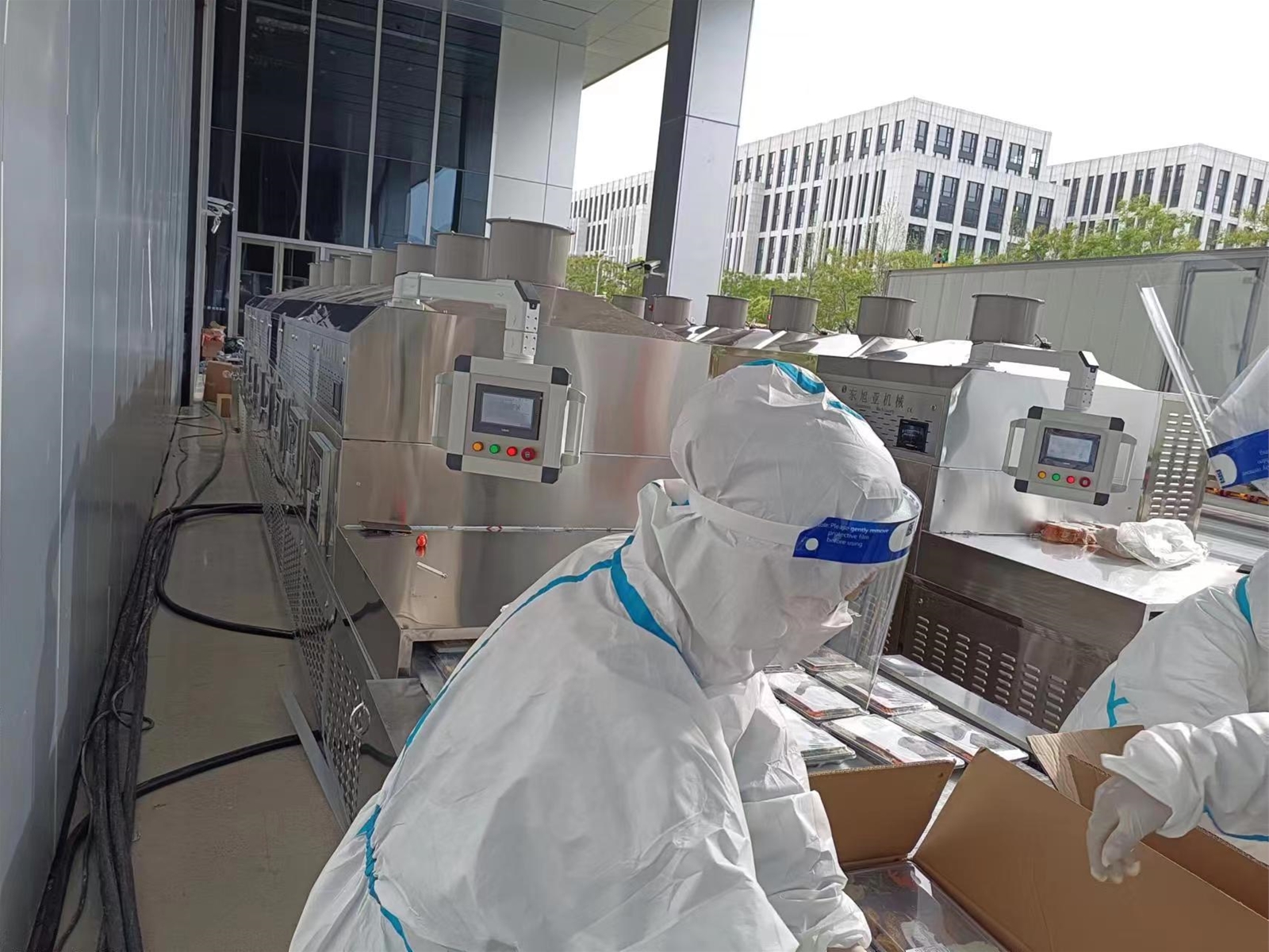 隧道式微波盒飯加熱設(shè)備、中央廚房配套設(shè)備